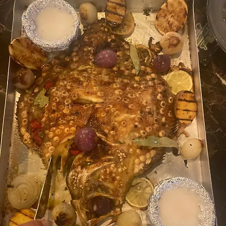 Premium Hotel, Mediterranean Food & Mezze Bar 호텔 몸칠그라드