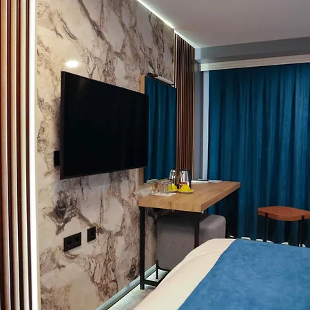 Premium Hotel, Mediterranean Food & Mezze Bar 몸칠그라드