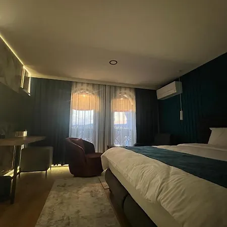 Premium Hotel, Mediterranean Food & Mezze Bar 몸칠그라드
