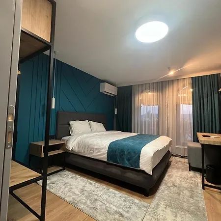 Premium Hotel, Mediterranean Food & Mezze Bar 몸칠그라드